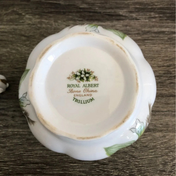 Vtg Royal Albert Trillium Sugar and Creamer - Picture 11 of 11